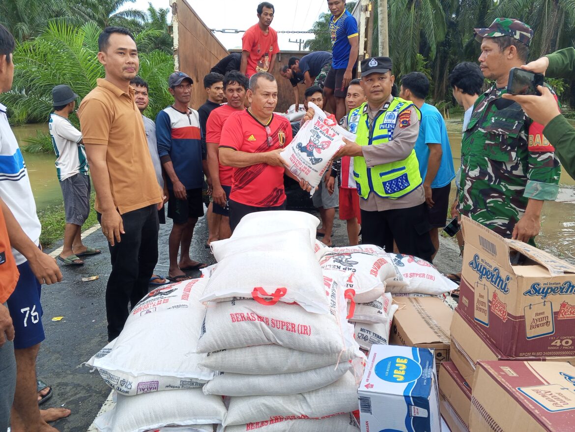Ketua DPRD Dirwansyah,Salurkan Bantuan Ke Warga Sikabau yang Terdampak Banjir