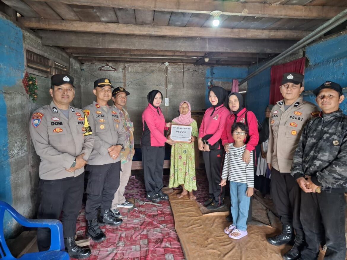 Gerak Cepat Tanggap Bencana, Polres Pasaman Barat Distribusikan Bantuan Sembako ke Sejumlah Wilayah Terdampak