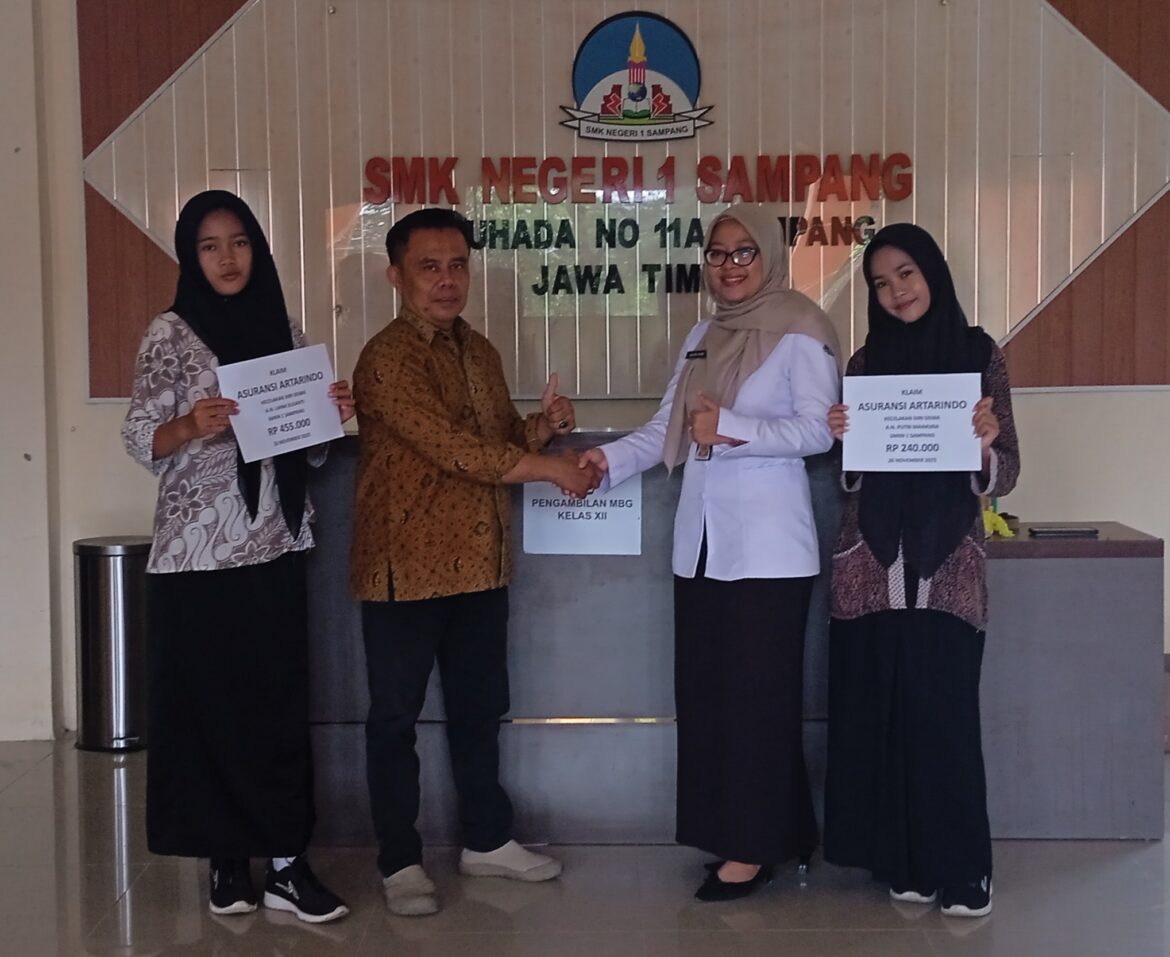 Korwil Madura PT. ARTARINDO Serahkan 2 Klaim Asuransi Kecelakaan Diri Siswa SMKN 1 Sampang