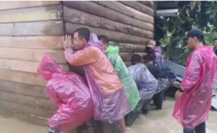 Ketua DPRD Pasaman Barat Bantu EVakuasi Rumah Warga, Dari Dampak Banjir