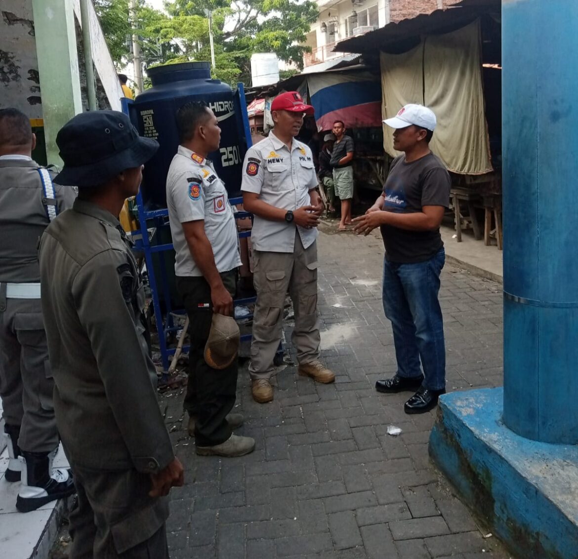 Pol PP Bersama Sekcam Sampang Tertibkan Pedagang Burung di Srimangun Agar Pindah di Pasar Margalela