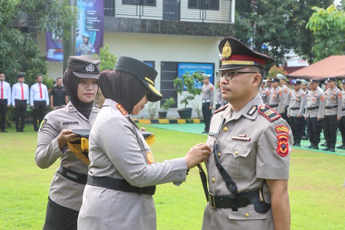 Kapolresta Cirebon Pimpin Upacara Pengukuhan Jabatan Kasat dan Kapolsek Panguragan serta Pemberian Penghargaan ke Anggota Berprestasi.