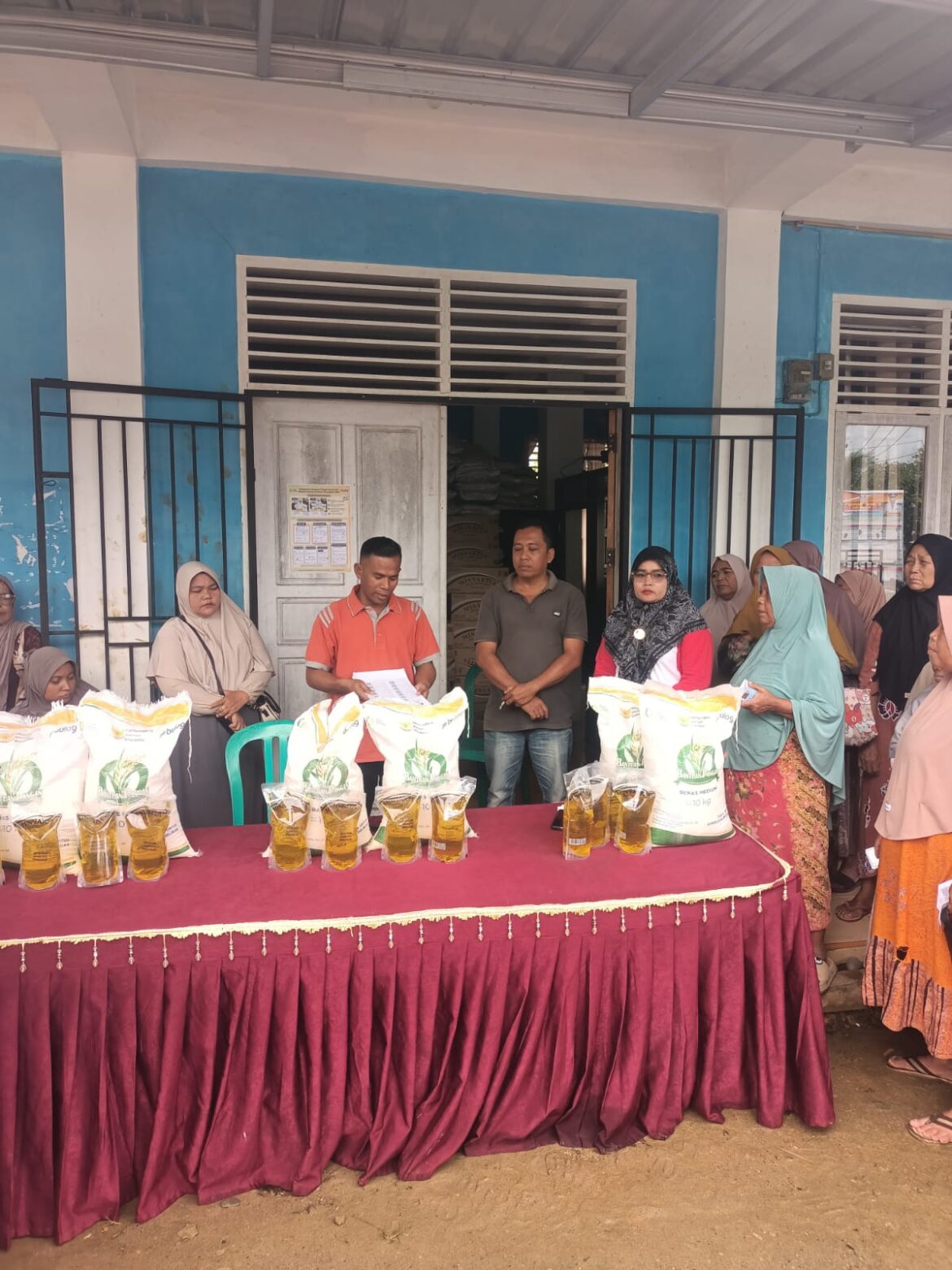 Pemerintahan Nagari Parit Koto Balingka Salurkan Bantuan Sembako Kepada Masyarakat Setempat 