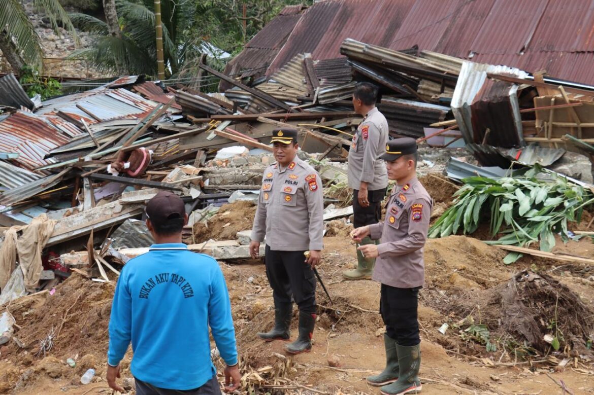 Polres Pasaman Barat Terus Bergerak Salurkan Bantuan Untuk Kebutuhan Warga Terdampak Bencana di Pasanggiang
