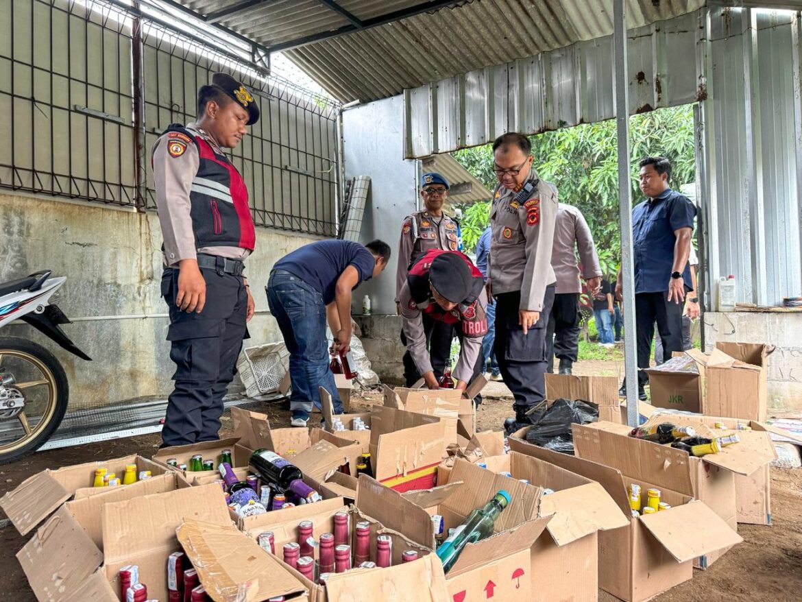 Polresta Cirebon Gerebek Penyimpanan Miras di Kecamatan Sumber.