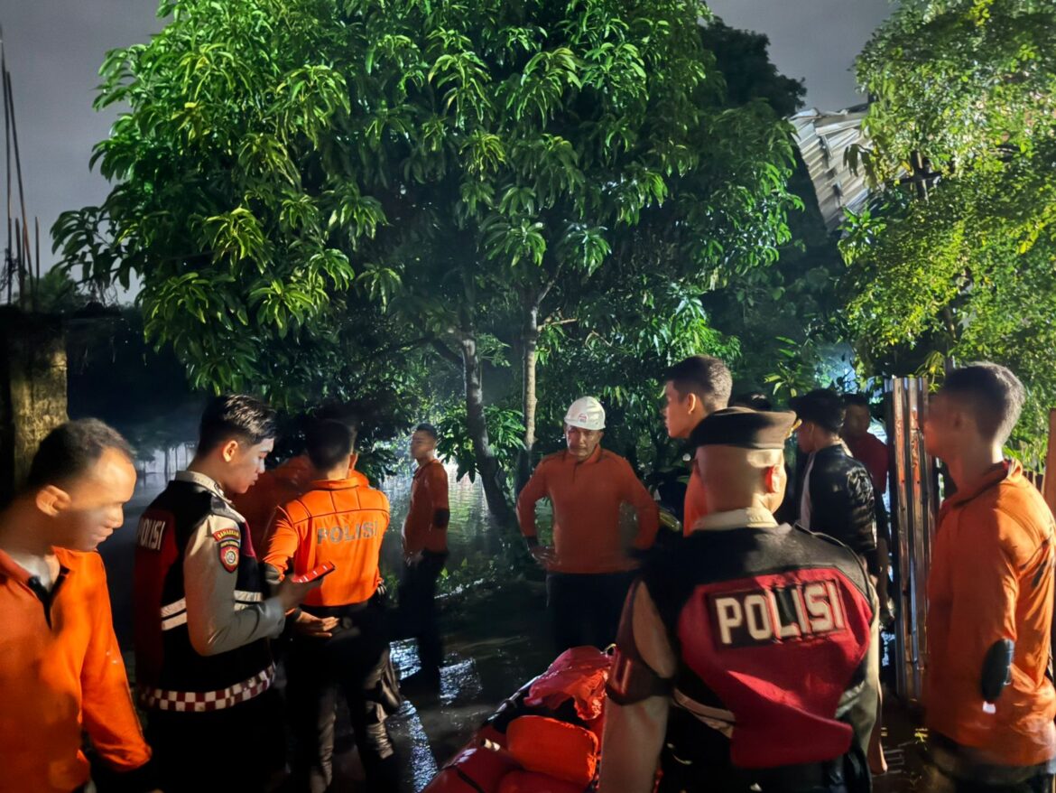 Gerak Cepat Polresta Cirebon Tangani Banjir di Winong, Kapolresta: Keselamatan Warga yang Utama.