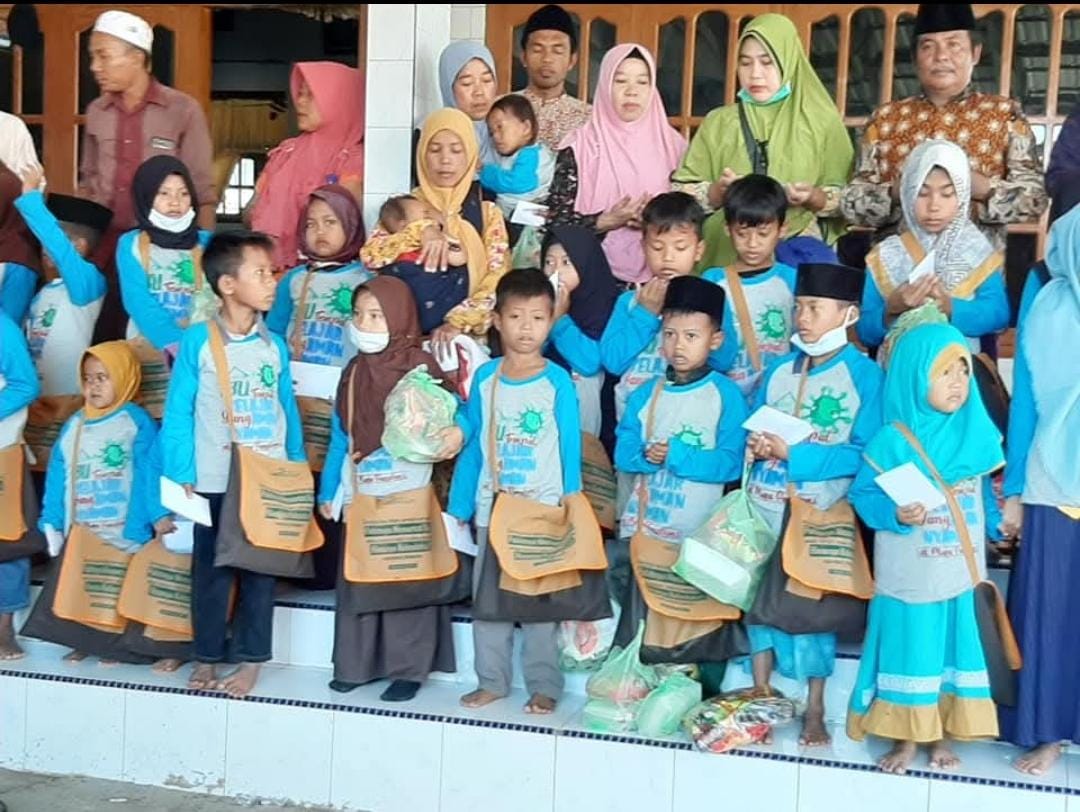 Pemberian Santunan Anak Yatim Desa Sokobanah Tengah Bekerjasama Dengan LAZ Sidogiri