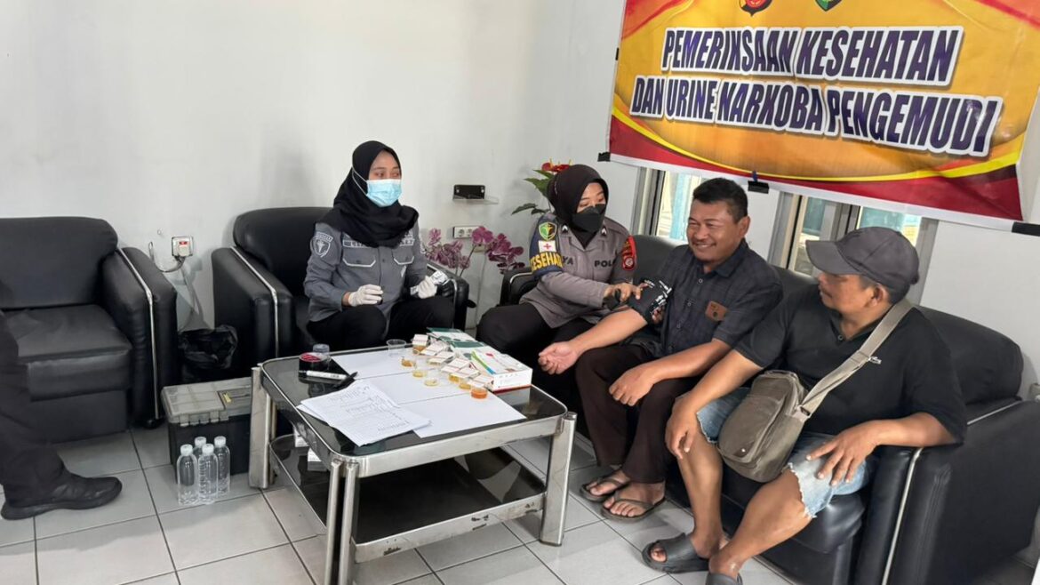 Operasi Lilin Lodaya, Polresta Cirebon Laksanakan Tes Urine Terhadap Puluhan Sopir Bus.