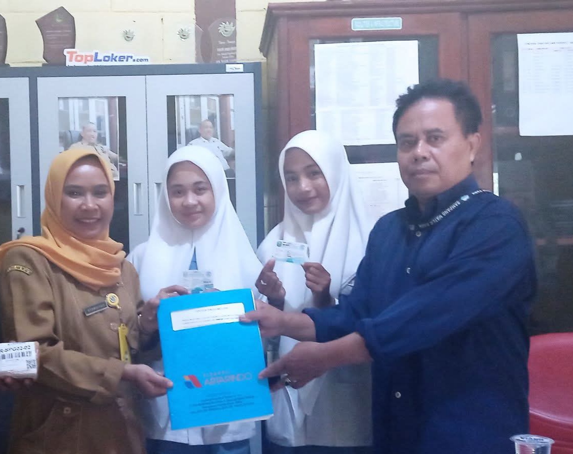 Jurusan Multimedia SMKN 2 Sampang Terima Polis Asuransi Kecelakaan Diri Siswa