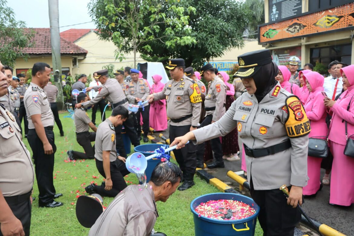 Kapolresta Cirebon Pimpin Upacara Korps Rapot Kenaikan Pangkat Periode Januari 2026.