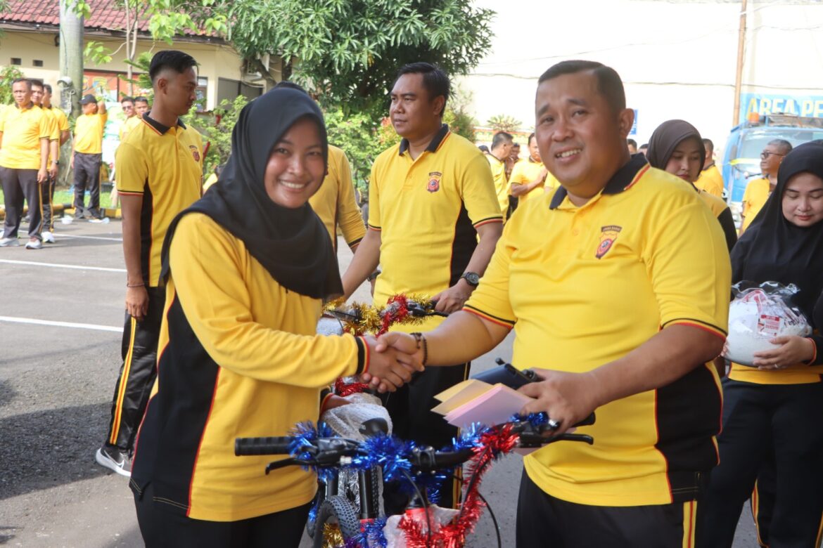 Kapolresta Cirebon Pimpin Olahraga Bersama, Perkuat Kebugaran dan Soliditas Personel.