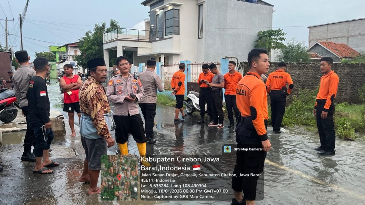 Polresta Cirebon Sigap Tangani Banjir di Jagapura Lor dan Jagapura Kulon.