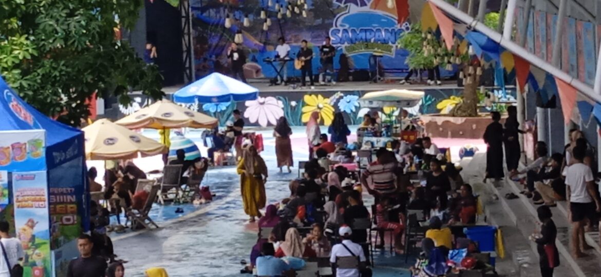 Awali Tahun Baru 2026 Performance  Live Music  Dari Toman Band Official Hibur Pengunjung Sampang Water Park