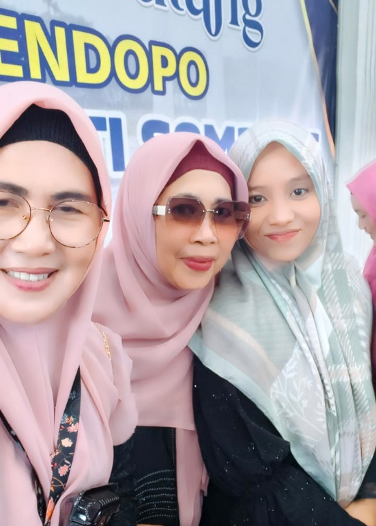 Dua Alumni SMANSA 88 Bersama Bu Wabup Sampang Dalam Acara Pengajian Rutin