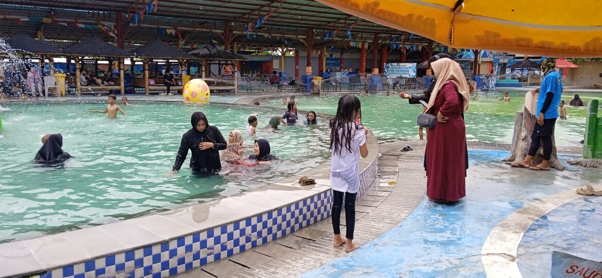 Hari Libur Minggu Banyak Pengunjung Luar Kota Datangi Sampang Water Park