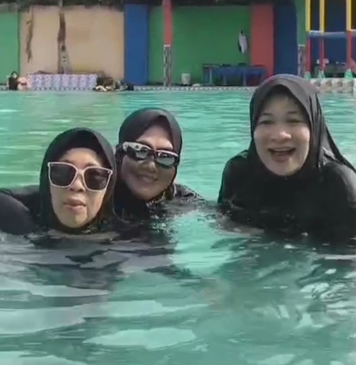 Wujudkan Mimpi Masa Kecil Bermain Air 👉 Trio Single Mom Alumni SMANSA 88 Nyebur di Kolam
